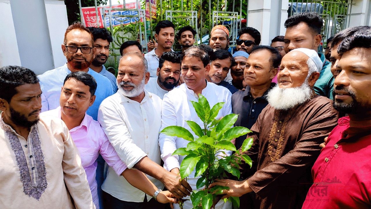 বৃক্ষরোপণ কর্মসূচী উদ্বোধন করছেন সংসদ সদস্য আনিছুর রহমান তালুকদার খোকন